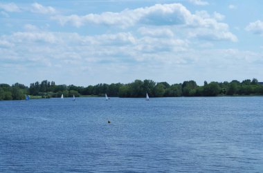 Milton Keynes, İngiltere, Birleşik Krallık - 21 Mayıs 2023: Caldecotte Lake Park Manzarası 