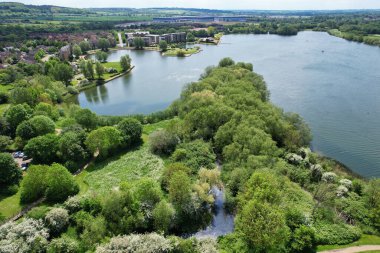 Milton Keynes, İngiltere, Birleşik Krallık - 21 Mayıs 2023: Caldecotte Lake Park Manzarası 