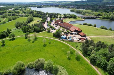 Milton Keynes, İngiltere, Birleşik Krallık - 21 Mayıs 2023: Caldecotte Lake Park Manzarası 