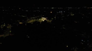 Aydınlanmış İngiliz Şehri ve Gece Yolları 'nın Hava Görüntüsü. İHA 'nın Aydınlanmış İngiliz Kasabası Yüksek Açılı Görüntüsü