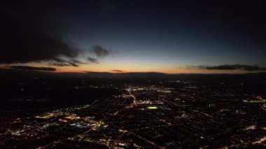 İngiltere, Luton - 11 Kasım 2022: Günbatımından hemen sonra Luton Town of England 'ın Yüksek Açı Görüntüsü. 