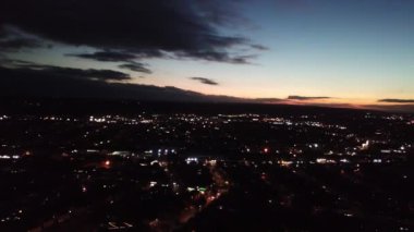 İngiltere, Luton - 11 Kasım 2022: Günbatımından hemen sonra Luton Town of England 'ın Yüksek Açı Görüntüsü. 