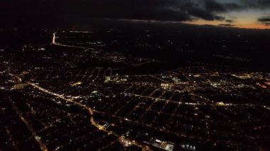 İngiltere, Luton - 11 Kasım 2022: Günbatımından hemen sonra Luton Town of England 'ın Yüksek Açı Görüntüsü. 