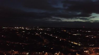 İngiltere, Luton - 11 Kasım 2022: Günbatımından hemen sonra Luton Town of England 'ın Yüksek Açı Görüntüsü. 