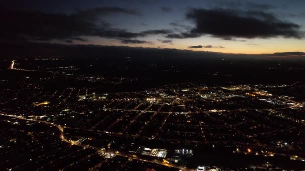 2022年11月11日 日落后 明亮的英格兰卢顿镇的高角图像 — 图库视频影像