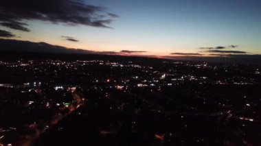 İngiltere, Luton - 11 Kasım 2022: Günbatımından hemen sonra Luton Town of England 'ın Yüksek Açı Görüntüsü. 