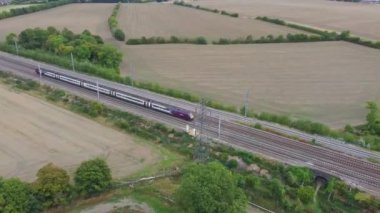 Birleşik Krallık, İngiltere - 07 Eylül 2022: Yoğun ve Rush Hours sırasında Hızlı Hareket Eden Otoyollar ve Güzel Otoyollar. Görüntü St Albans kavşağından alındı 