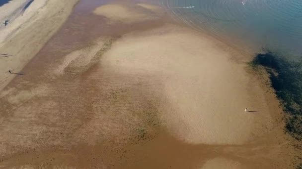High Angle Nagranie Pięknej Piaszczystej Plaży Wspaniałym Oceanie Wielkiej Brytanii — Wideo stockowe