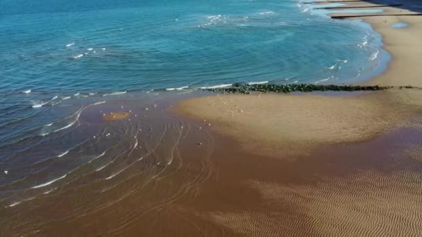 High Angle Nagranie Pięknej Piaszczystej Plaży Wspaniałym Oceanie Wielkiej Brytanii — Wideo stockowe