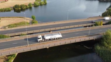 İngiltere 'nin Milton Keynes şehrinde yer alan Caldecotte Gölü' nün Yüksek Açılı Görüntüsü, 15 Ağustos 2023 'te İngiltere üzerinde Sabah Saati sırasında Drone' un Kamerası ile çekildi.