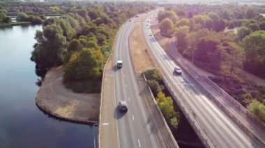 İngiltere 'nin Milton Keynes şehrinde yer alan Caldecotte Gölü' nün Yüksek Açılı Görüntüsü, 15 Ağustos 2023 'te İngiltere üzerinde Sabah Saati sırasında Drone' un Kamerası ile çekildi.