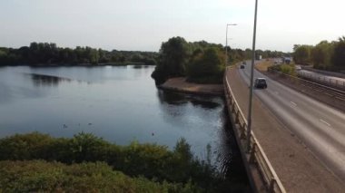 İngiltere 'nin Milton Keynes şehrinde yer alan Caldecotte Gölü' nün Yüksek Açılı Görüntüsü, 15 Ağustos 2023 'te İngiltere üzerinde Sabah Saati sırasında Drone' un Kamerası ile çekildi.