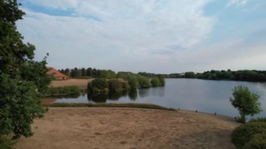 İngiltere 'nin Milton Keynes şehrinde yer alan Caldecotte Gölü' nün Yüksek Açılı Görüntüsü, 15 Ağustos 2023 'te İngiltere üzerinde Sabah Saati sırasında Drone' un Kamerası ile çekildi.