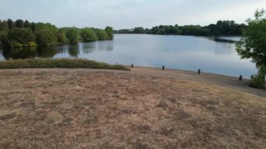 İngiltere 'nin Milton Keynes şehrinde yer alan Caldecotte Gölü' nün Yüksek Açılı Görüntüsü, 15 Ağustos 2023 'te İngiltere üzerinde Sabah Saati sırasında Drone' un Kamerası ile çekildi.