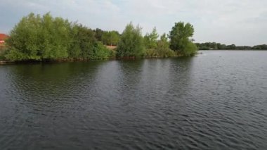 İngiltere 'nin Milton Keynes şehrinde yer alan Caldecotte Gölü' nün Yüksek Açılı Görüntüsü, 15 Ağustos 2023 'te İngiltere üzerinde Sabah Saati sırasında Drone' un Kamerası ile çekildi.