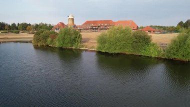 İngiltere 'nin Milton Keynes şehrinde yer alan Caldecotte Gölü' nün Yüksek Açılı Görüntüsü, 15 Ağustos 2023 'te İngiltere üzerinde Sabah Saati sırasında Drone' un Kamerası ile çekildi.