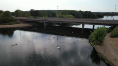İngiltere 'nin Milton Keynes şehrinde yer alan Caldecotte Gölü' nün Yüksek Açılı Görüntüsü, 15 Ağustos 2023 'te İngiltere üzerinde Sabah Saati sırasında Drone' un Kamerası ile çekildi.