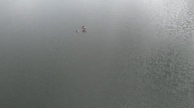İngiltere 'nin Milton Keynes şehrinde yer alan Caldecotte Gölü' nün Yüksek Açılı Görüntüsü, 15 Ağustos 2023 'te İngiltere üzerinde Sabah Saati sırasında Drone' un Kamerası ile çekildi.