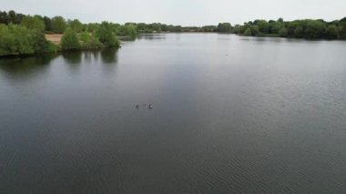 İngiltere 'nin Milton Keynes şehrinde yer alan Caldecotte Gölü' nün Yüksek Açılı Görüntüsü, 15 Ağustos 2023 'te İngiltere üzerinde Sabah Saati sırasında Drone' un Kamerası ile çekildi.