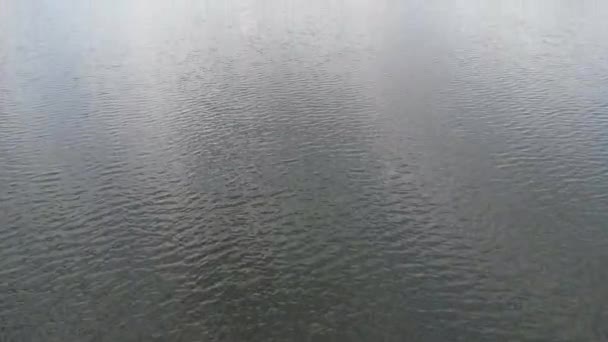 イギリスのミルトン ケインズ市に位置するカルデコット湖の高角度映像イギリス上空の朝の時間帯に 2023年8月15日にドローンのカメラで撮影されました — ストック動画