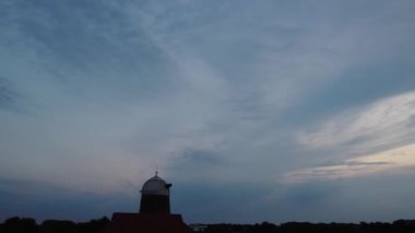 İngiltere 'nin Milton Keynes şehrinde yer alan Caldecotte Gölü' nün Yüksek Açılı Görüntüsü, 15 Ağustos 2023 'te İngiltere üzerinde Sabah Saati sırasında Drone' un Kamerası ile çekildi.