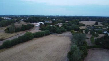 İngiltere 'nin Milton Keynes şehrinde yer alan Caldecotte Gölü' nün Yüksek Açılı Görüntüsü, 15 Ağustos 2023 'te İngiltere üzerinde Sabah Saati sırasında Drone' un Kamerası ile çekildi.