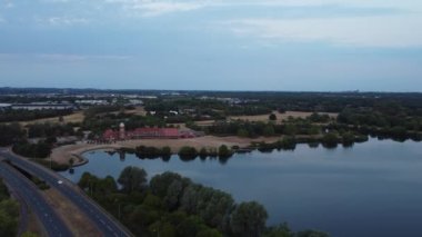 İngiltere 'nin Milton Keynes şehrinde yer alan Caldecotte Gölü' nün Yüksek Açılı Görüntüsü, 15 Ağustos 2023 'te İngiltere üzerinde Sabah Saati sırasında Drone' un Kamerası ile çekildi.