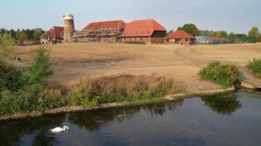 İngiltere 'nin Milton Keynes şehrinde yer alan Caldecotte Gölü' nün Yüksek Açılı Görüntüsü, 15 Ağustos 2023 'te İngiltere üzerinde Sabah Saati sırasında Drone' un Kamerası ile çekildi.