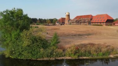 İngiltere 'nin Milton Keynes şehrinde yer alan Caldecotte Gölü' nün Yüksek Açılı Görüntüsü, 15 Ağustos 2023 'te İngiltere üzerinde Sabah Saati sırasında Drone' un Kamerası ile çekildi.