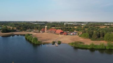 İngiltere 'nin Milton Keynes şehrinde yer alan Caldecotte Gölü' nün Yüksek Açılı Görüntüsü, 15 Ağustos 2023 'te İngiltere üzerinde Sabah Saati sırasında Drone' un Kamerası ile çekildi.