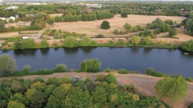 İngiltere 'nin Milton Keynes şehrinde yer alan Caldecotte Gölü' nün Yüksek Açılı Görüntüsü, 15 Ağustos 2023 'te İngiltere üzerinde Sabah Saati sırasında Drone' un Kamerası ile çekildi.