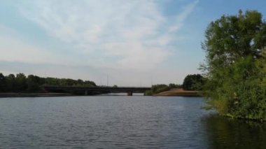 İngiltere 'nin Milton Keynes şehrinde yer alan Caldecotte Gölü' nün Yüksek Açılı Görüntüsü, 15 Ağustos 2023 'te İngiltere üzerinde Sabah Saati sırasında Drone' un Kamerası ile çekildi.