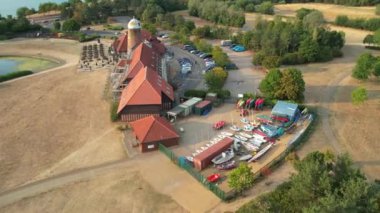 İngiltere 'nin Milton Keynes şehrinde yer alan Caldecotte Gölü' nün Yüksek Açılı Görüntüsü, 15 Ağustos 2023 'te İngiltere üzerinde Sabah Saati sırasında Drone' un Kamerası ile çekildi.