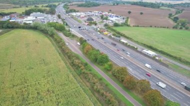 Birleşik Krallık, İngiltere - 07 Eylül 2022: Yoğun ve Rush Hours sırasında Hızlı Hareket Eden Otoyollar ve Güzel Otoyollar. Görüntü St Albans kavşağından alındı 