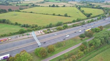 Birleşik Krallık, İngiltere - 07 Eylül 2022: Yoğun ve Rush Hours sırasında Hızlı Hareket Eden Otoyollar ve Güzel Otoyollar. Görüntü St Albans kavşağından alındı 