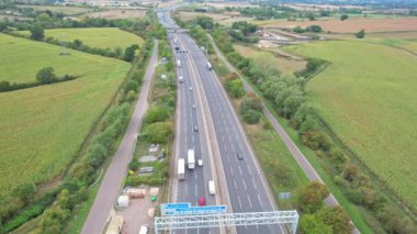 Birleşik Krallık, İngiltere - 07 Eylül 2022: Yoğun ve Rush Hours sırasında Hızlı Hareket Eden Otoyollar ve Güzel Otoyollar. Görüntü St Albans kavşağından alındı 