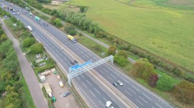 Birleşik Krallık, İngiltere - 07 Eylül 2022: Yoğun ve Rush Hours sırasında Hızlı Hareket Eden Otoyollar ve Güzel Otoyollar. Görüntü St Albans kavşağından alındı 