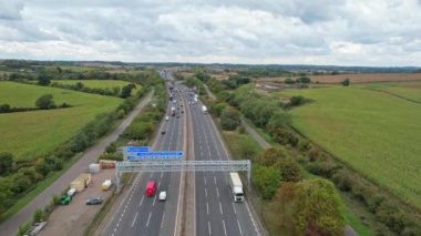 Birleşik Krallık, İngiltere - 07 Eylül 2022: Yoğun ve Rush Hours sırasında Hızlı Hareket Eden Otoyollar ve Güzel Otoyollar. Görüntü St Albans kavşağından alındı 