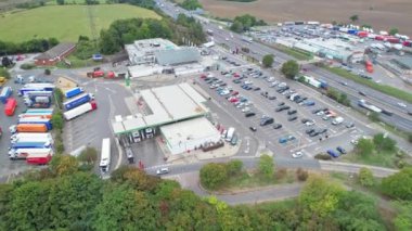 Birleşik Krallık, İngiltere - 07 Eylül 2022: Yoğun ve Rush Hours sırasında Hızlı Hareket Eden Otoyollar ve Güzel Otoyollar. Görüntü St Albans kavşağından alındı 