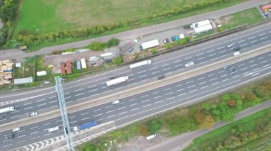 Birleşik Krallık, İngiltere - 07 Eylül 2022: Yoğun ve Rush Hours sırasında Hızlı Hareket Eden Otoyollar ve Güzel Otoyollar. Görüntü St Albans kavşağından alındı 