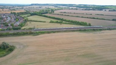 Birleşik Krallık, İngiltere - 07 Eylül 2022: Yoğun ve Rush Hours sırasında Hızlı Hareket Eden Otoyollar ve Güzel Otoyollar. Görüntü St Albans kavşağından alındı 