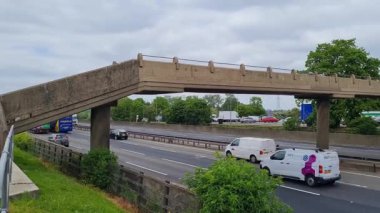 Yoğun ve Rush Hours sırasında hızlı trafiği olan güzel İngiliz Otoyolları ve Otoyolları. Görüntüler M1 Junction 12 Toddington İngiltere 'den 25-Mayıs-2023 tarihlerinde çekildi.