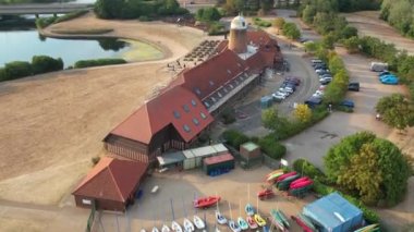 İngiltere 'nin Milton Keynes şehrinde yer alan Caldecotte Gölü' nün Yüksek Açılı Görüntüsü, 15 Ağustos 2023 'te İngiltere üzerinde Sabah Saati sırasında Drone' un Kamerası ile çekildi.