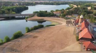 İngiltere 'nin Milton Keynes şehrinde yer alan Caldecotte Gölü' nün Yüksek Açılı Görüntüsü, 15 Ağustos 2023 'te İngiltere üzerinde Sabah Saati sırasında Drone' un Kamerası ile çekildi.