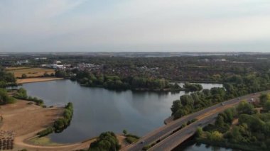 İngiltere 'nin Milton Keynes şehrinde yer alan Caldecotte Gölü' nün Yüksek Açılı Görüntüsü, 15 Ağustos 2023 'te İngiltere üzerinde Sabah Saati sırasında Drone' un Kamerası ile çekildi.