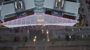 Günbatımından hemen sonra ve Bulutlu Gece sırasında İngiltere 'nin Merkez Milton Keynes şehrinin hava görüntüleri. Aydınlatılmış Binalar ve Yollar Görüntüsü İHA 'nın Kamerasıyla 28-01-2023.