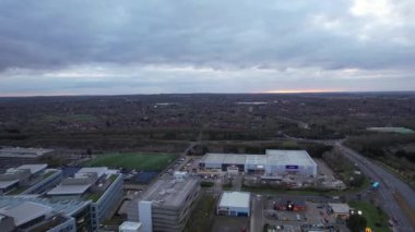 Günbatımından hemen sonra ve Bulutlu Gece sırasında İngiltere 'nin Merkez Milton Keynes şehrinin hava görüntüleri. Aydınlatılmış Binalar ve Yollar Görüntüsü İHA 'nın Kamerasıyla 28-01-2023.