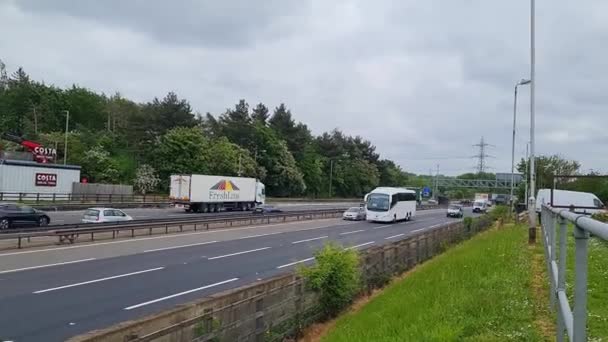 Piękny Zapis Brytyjskich Autostrad Autostrad Szybkim Ruchem Godzinach Pracy Szczytu — Wideo stockowe