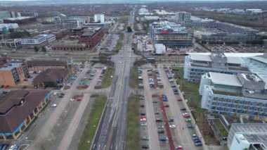 Günbatımından hemen sonra ve Bulutlu Gece sırasında İngiltere 'nin Merkez Milton Keynes şehrinin hava görüntüleri. Aydınlatılmış Binalar ve Yollar Görüntüsü İHA 'nın Kamerasıyla 28-01-2023.