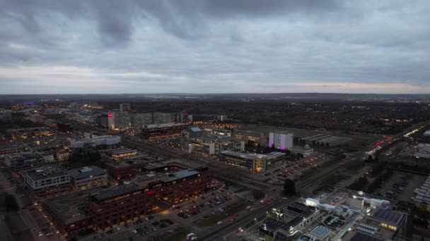 Luftaufnahmen Der Mittelenglischen Stadt Milton Keynes Kurz Nach Sonnenuntergang Und — Stockvideo